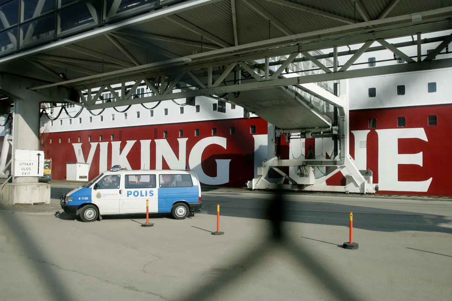 Viking Line'i reisiparvlaev Gabriella Stockholmi sadamas. Esiplaani Rootsi politseiauto.