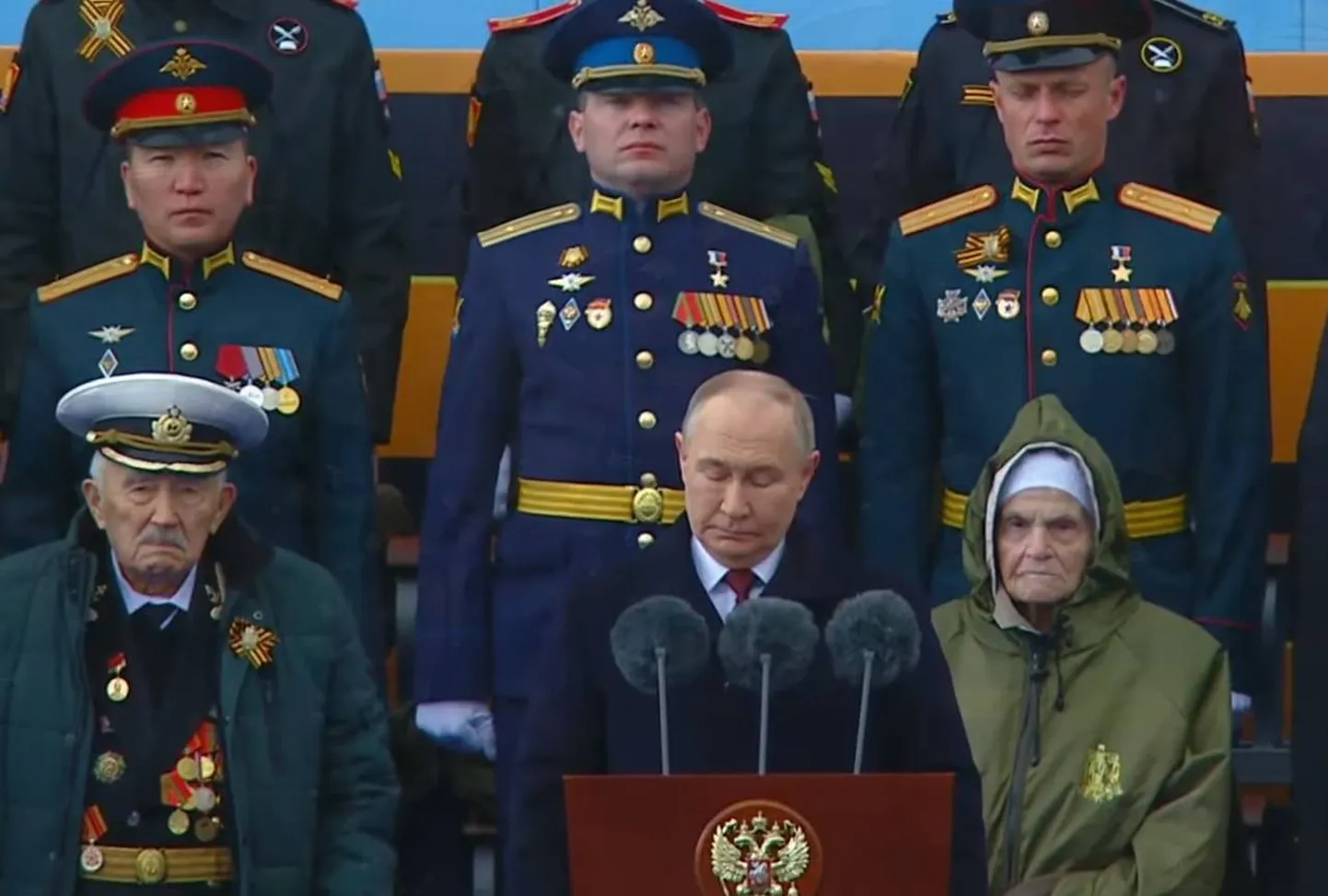 Virsleitnants Čalims Čuldums (no kreisās), majors Boriss Dudko (centrā) un kapteinis Sergejs Bačerikovs (no labās) 9. maija parādē Krievijā stāv aiz diktatora Vladimira Putina.