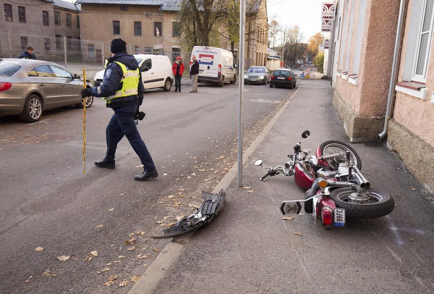 Autojuht ei märganud Maramaa puiesteelt peateele sõites mootorratast, sõitis sellele otsa ja kaherattaline paiskus vastu Lossi tänava äärse maja seina. Rattur pääses väikeste vigastustega.