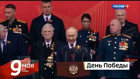 VIDEO ⟩ Aiz priekškara: 9. maija pazemojums Sarkanajā laukumā