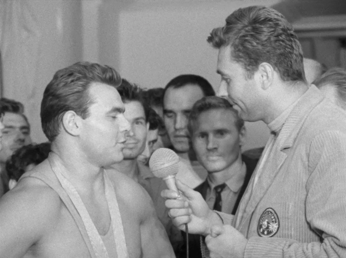 Mati Põldre telefilm «Perpetuum Mobile»: reporter Rein ­Karemäe küsitleb 1968. aastal tõstja Jaan Taltsi.