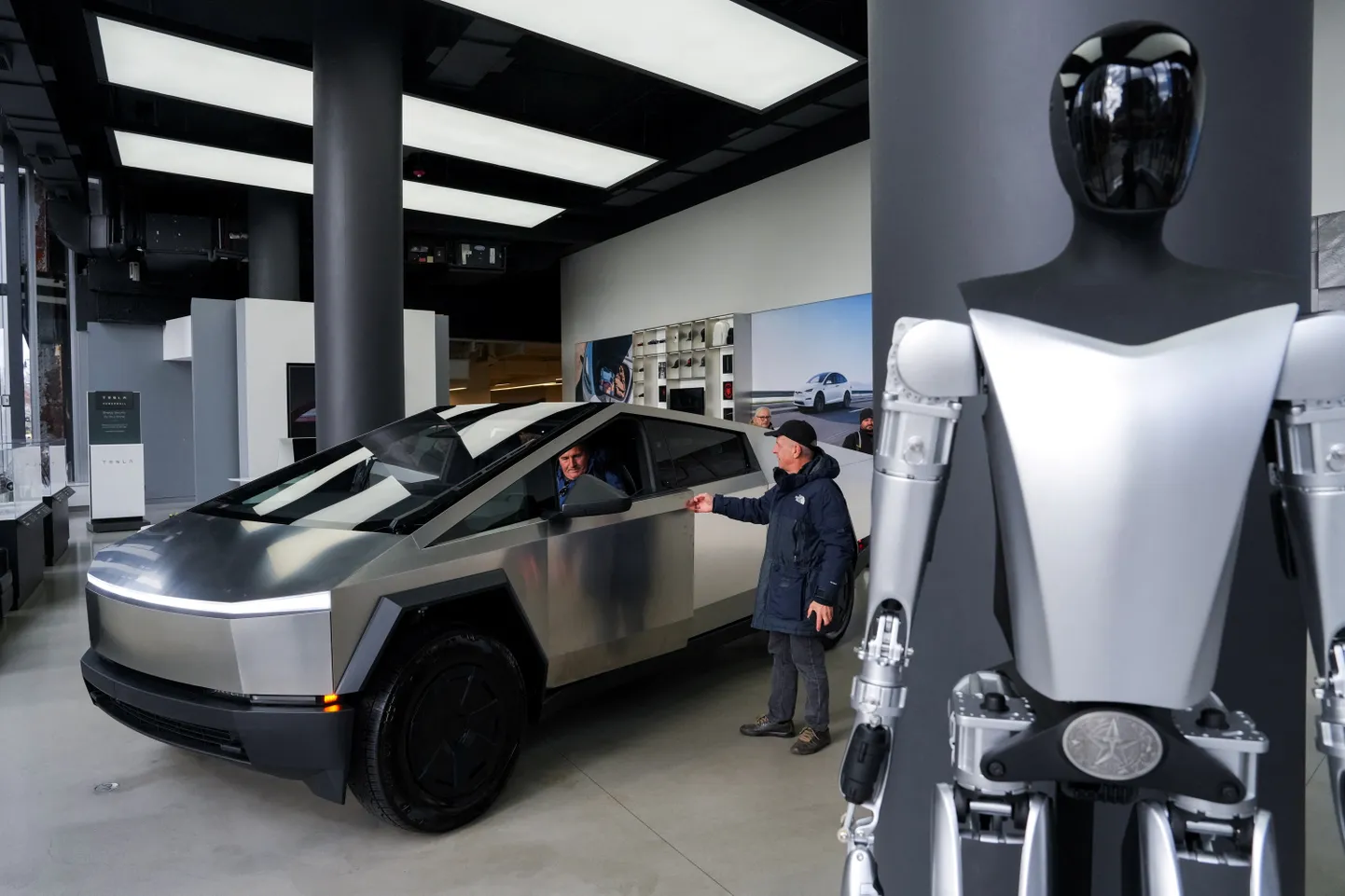 Tesla Bot oli näitamiseks väljas Tesla New Yorgi salongis, kus külastajad said uudistada ka Tesla Cybertrucki. 2. jaanuaril 2025