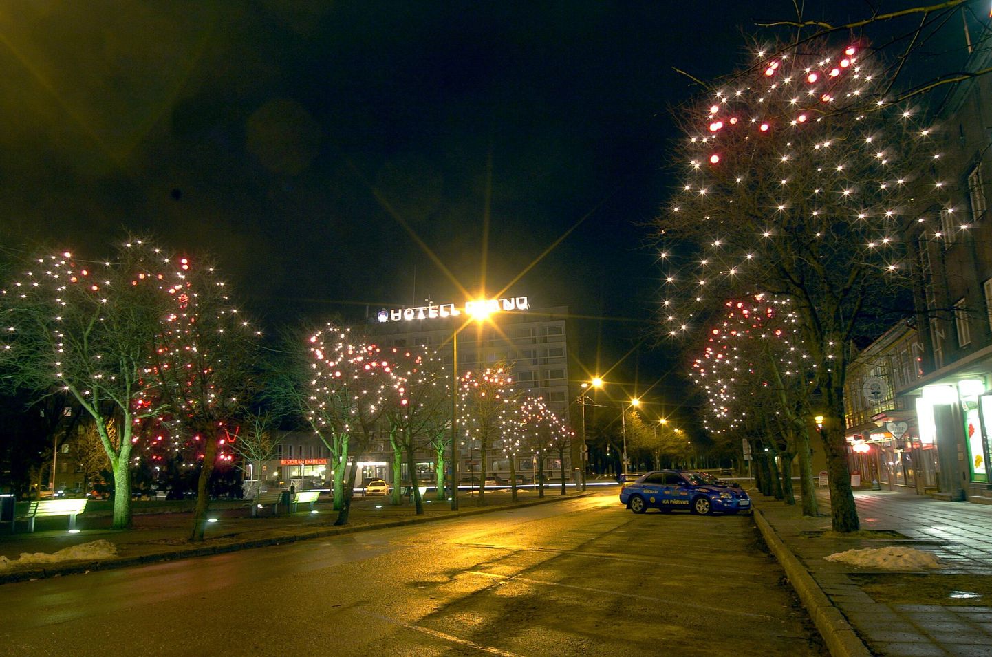 Jõulukaunistused Pärnus Rüütli tänaval. Foto pärineb varasemast ajast.