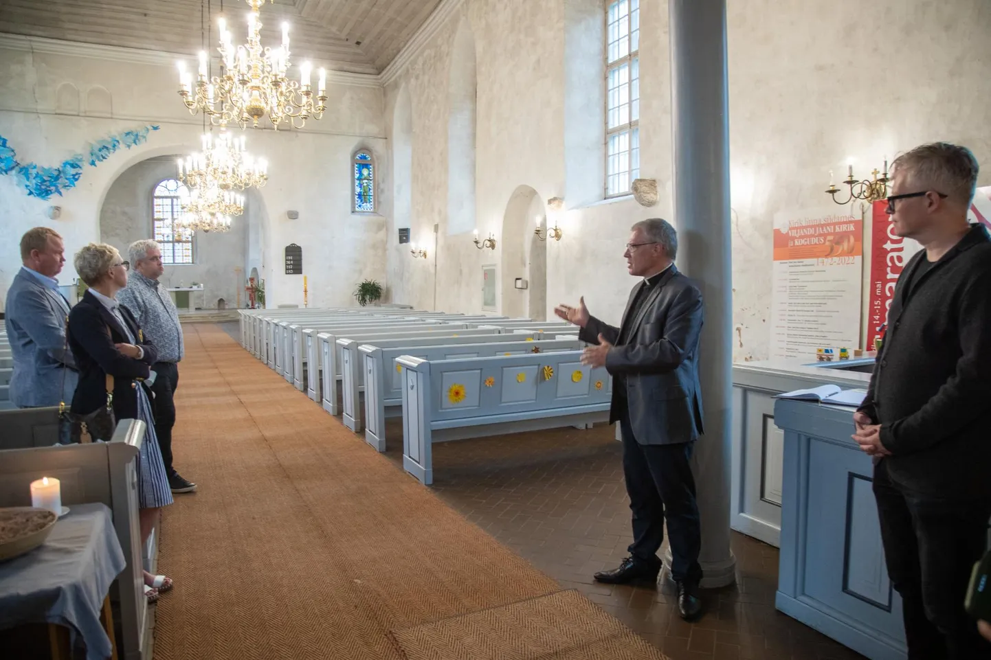 Viljandi Jaani kiriku vaimulik Marko Tiitus (paremalt teine) kohtus kolmapäeval Kirikufondi juhi Janek Mäggi (paremal) ja fondi juhatuse teiste liikmetega.