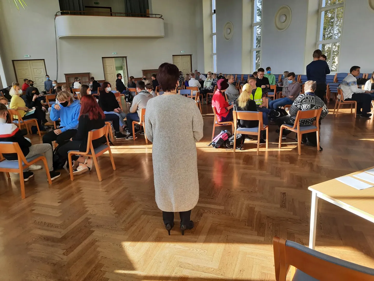 Koolinoorte ajugümnastika käib Rakvere gümnaasiumi aulas.