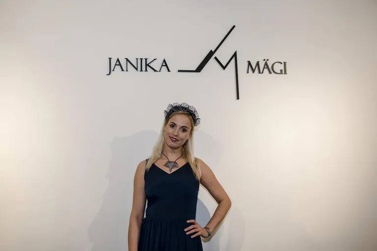Londonis käivitatud moemärgiga on Janika Mägi tagasi Tallinnas. Meistrite hoovis avas ta ainulaadse atmosfääriga disainipesa, kus saab kõigi teostega lähemalt tutvuda. «Kui siia vanalinna iidsete müüride vahele sisse astusin, jättis mu süda löögid vahele – olin vaimustuses! Täpselt õige ruum minu ajaloolistes tehnikates valmivale loomingule.»Disainer usub, et Tallinnas tegutsedes ulatub ta endiselt oma klientideni kõikjal maailmas, kuid on ka oma inimestele lähemal.