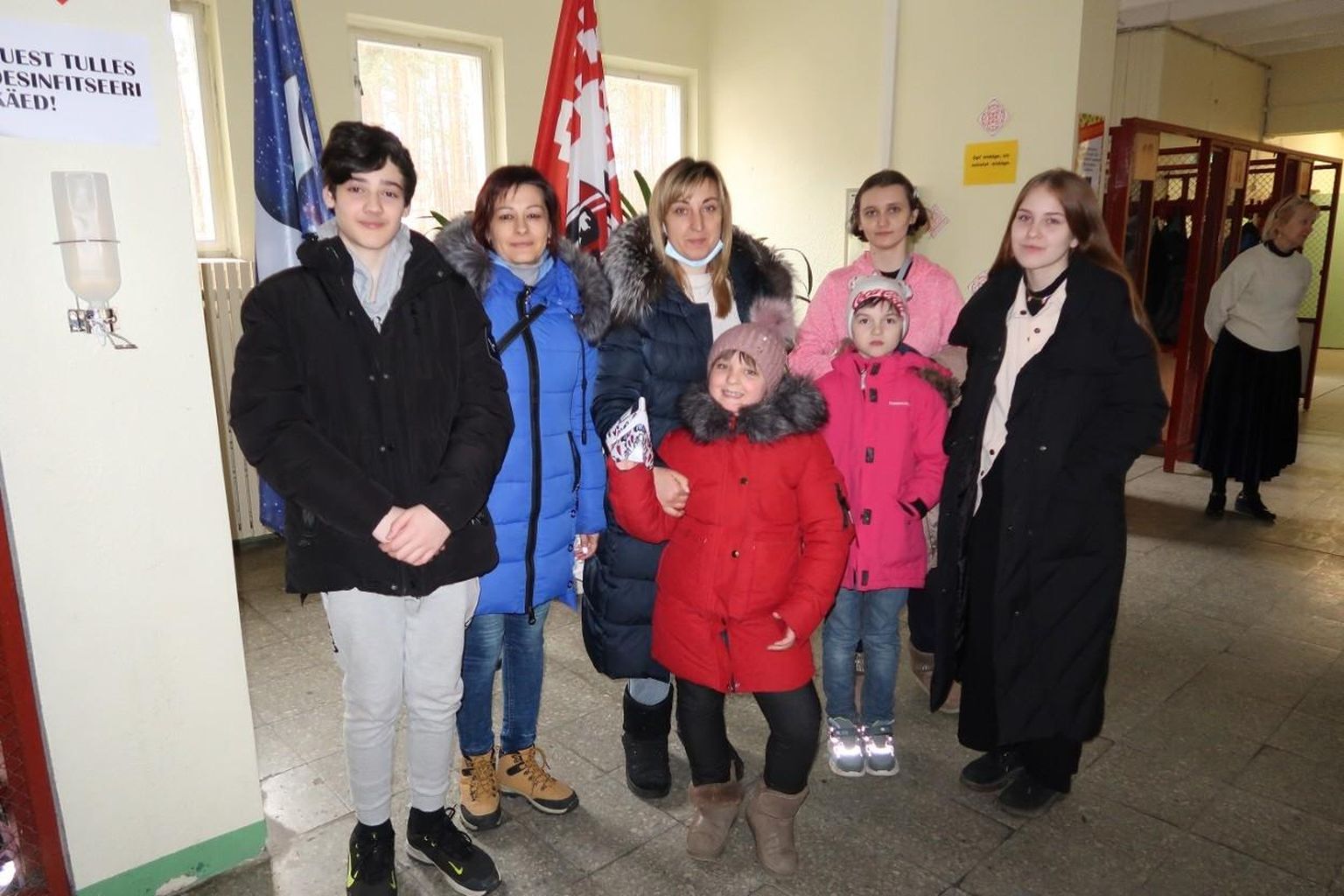 Ukrainast pärit õpilased koos vanematega Värska gümnaasiumis