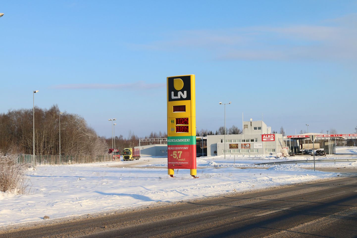 Läti tankla LN hinnad. Tankla asub vaid saja meetri kaugusel Eesti piirist.