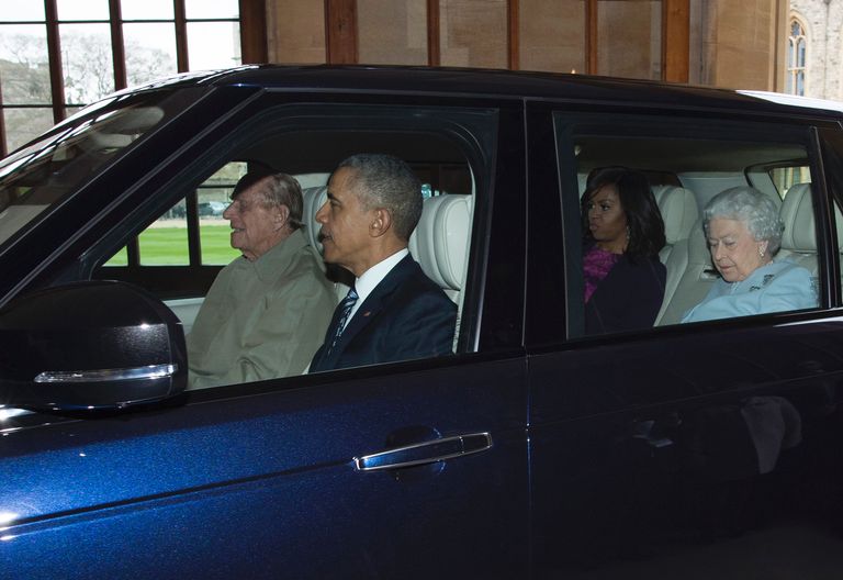 Princis Filips pie stūres, bet pasažieru lomā - bijušais ASV prezidents Baraks Obama, Mišela Obama un Elizabete II