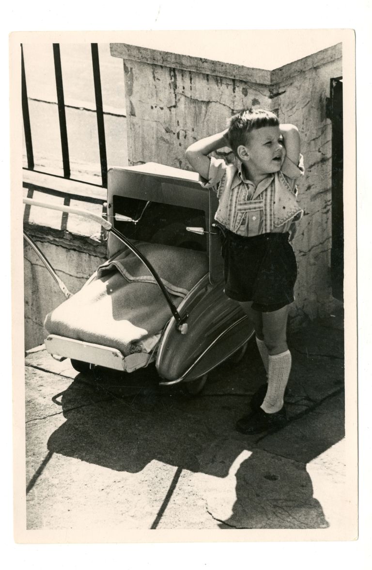 Poiss lapsevankriga Hariduse tänav 11 maja ees, suvi 1956