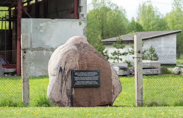 Kiviõli sõjaveteranide liidu juht Sarkis Tatevosjan paigaldas mälestuskivi oma krundile, sildiga tänava poole. Foto: Matti Kämärä / Põhjarannik.