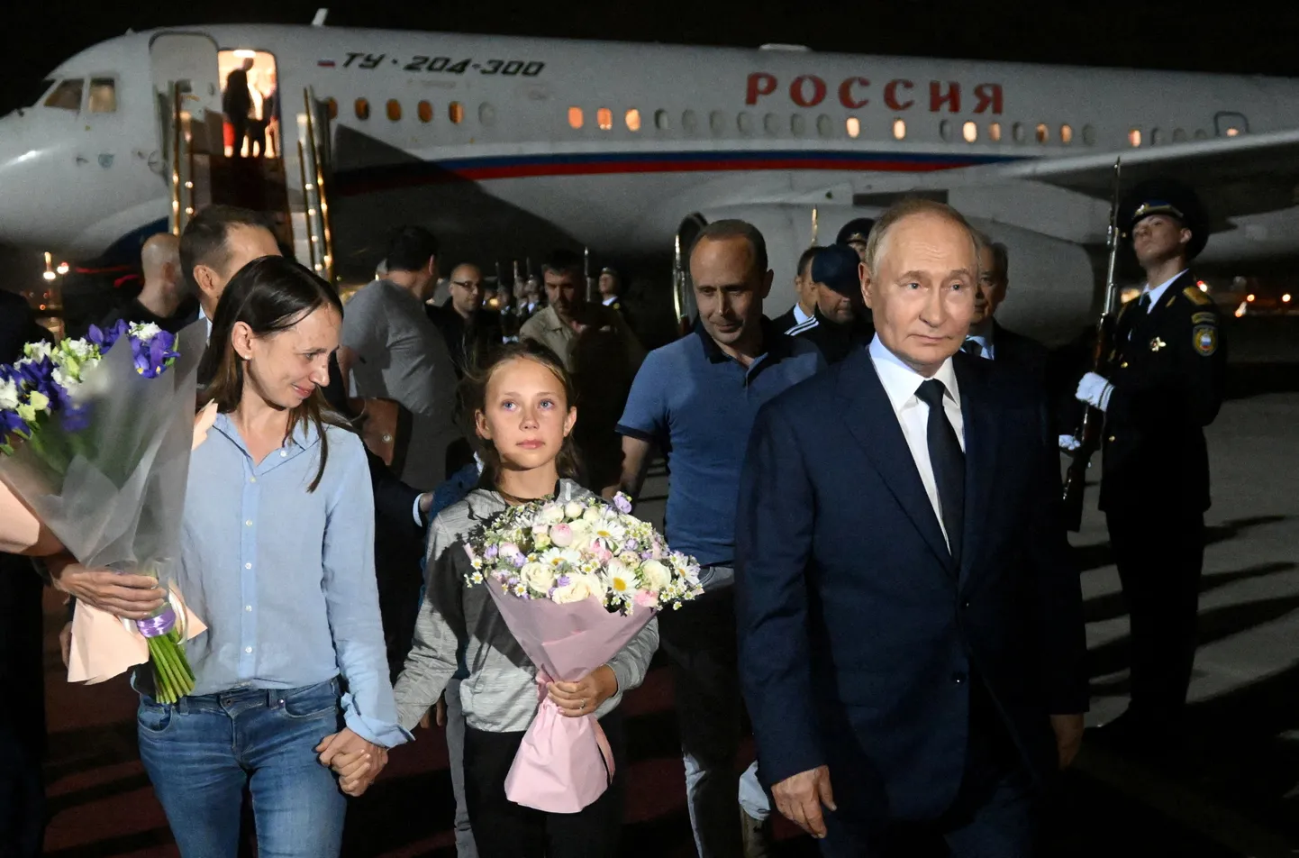 Venemaa president Vladimir Putin tervitas neljapäeval Moskvas Anna Dultsevat ja Artjom Dultsevit ning nende lapsi.