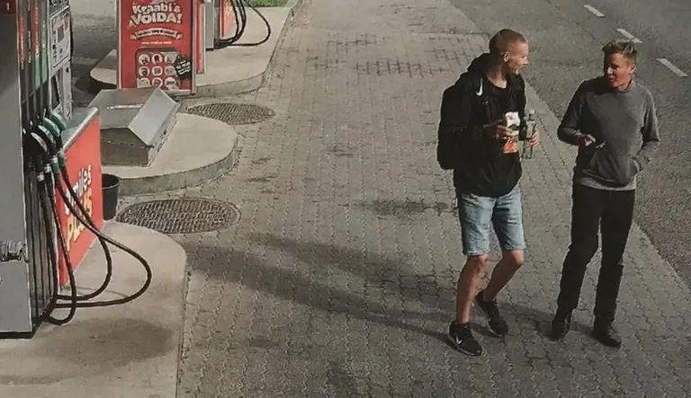 Эдуард (с бутылкой) и Расмус в Тарту за полчаса до поджога дома.
