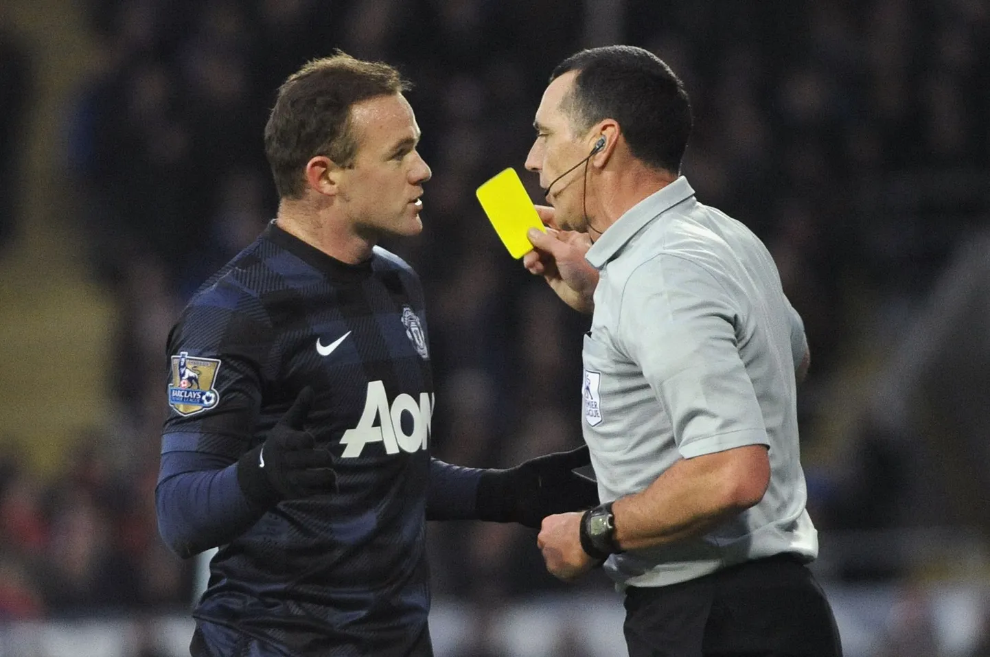Wayne Rooney saab mängus Cardiffiga kollase kaardi, mis võinuks vabalt olla punane.