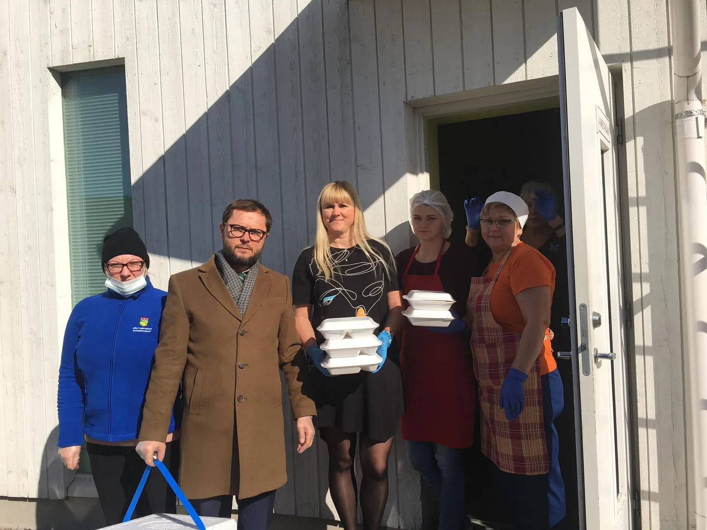 Jõhvi vallavalitsus korraldas esimese sooja söögi veo koduõppel olevatele abivajavatele lastele 23. märtsil ning selles osales ka abivallavanem Aleksei Naumkin.