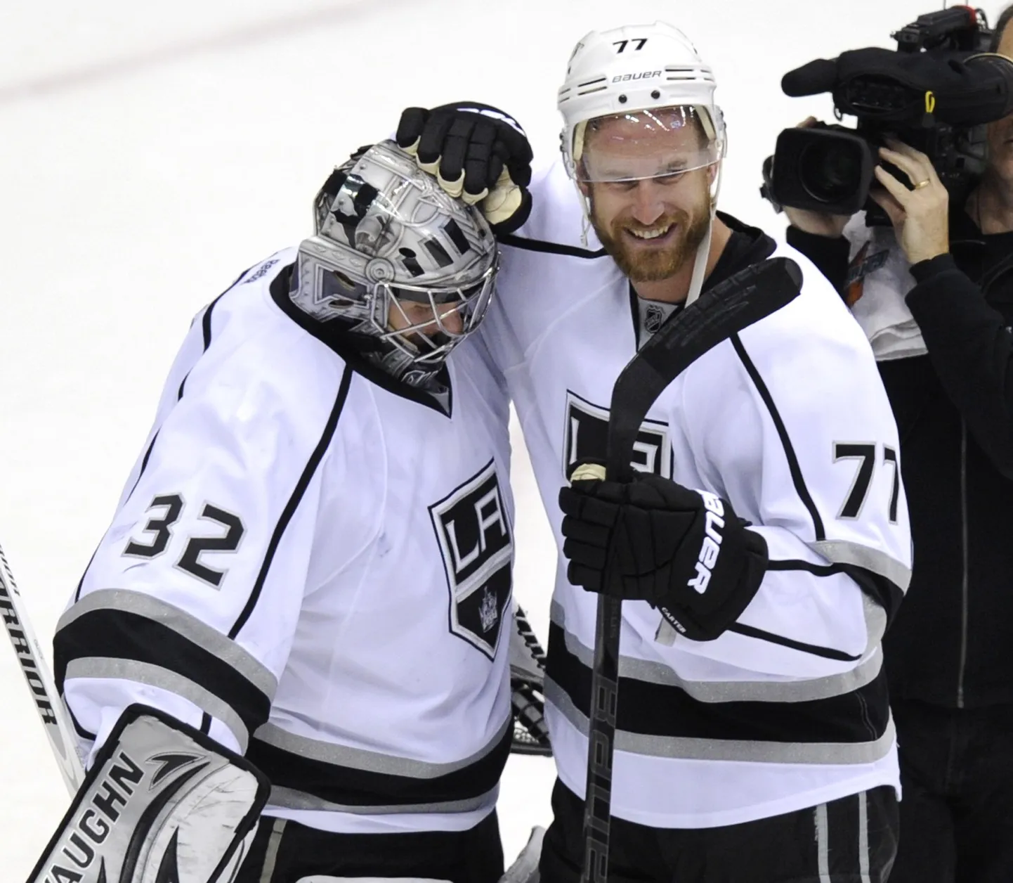 Los Angeles Kingsi väravavaht Jonathan Quick (vasakul) ja kübaratriku visanud Jeff Carter pärast võitu Phoenixi üle.