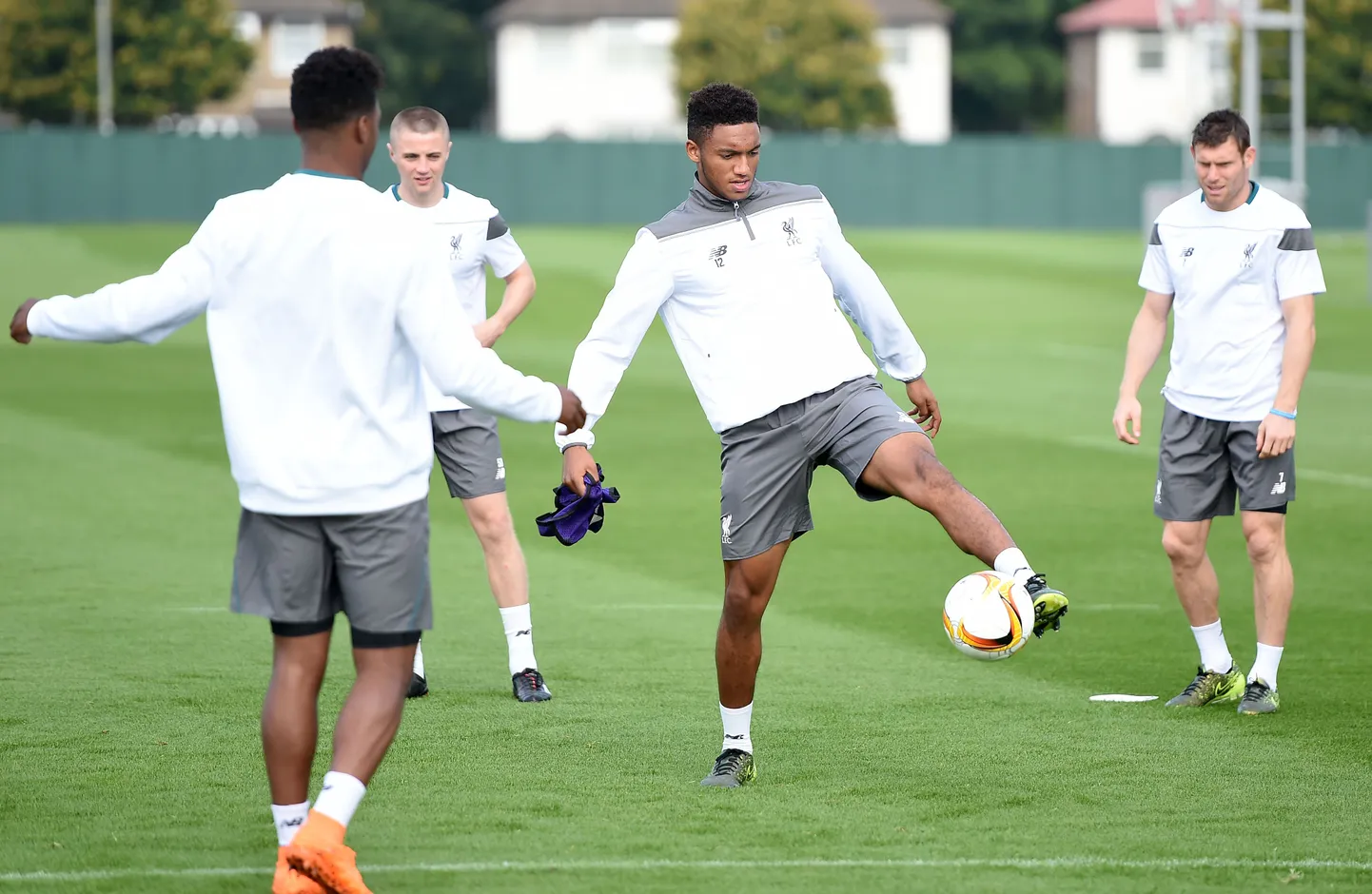 Joe Gomez (keskel, palliga).