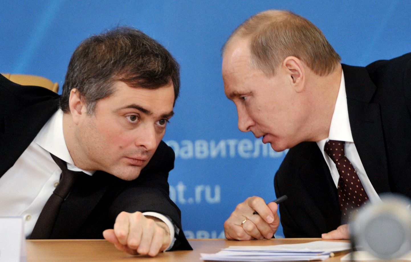 Vene president Vladimir Putin koos oma nõuniku Vladislav Surkoviga (vasakul).
