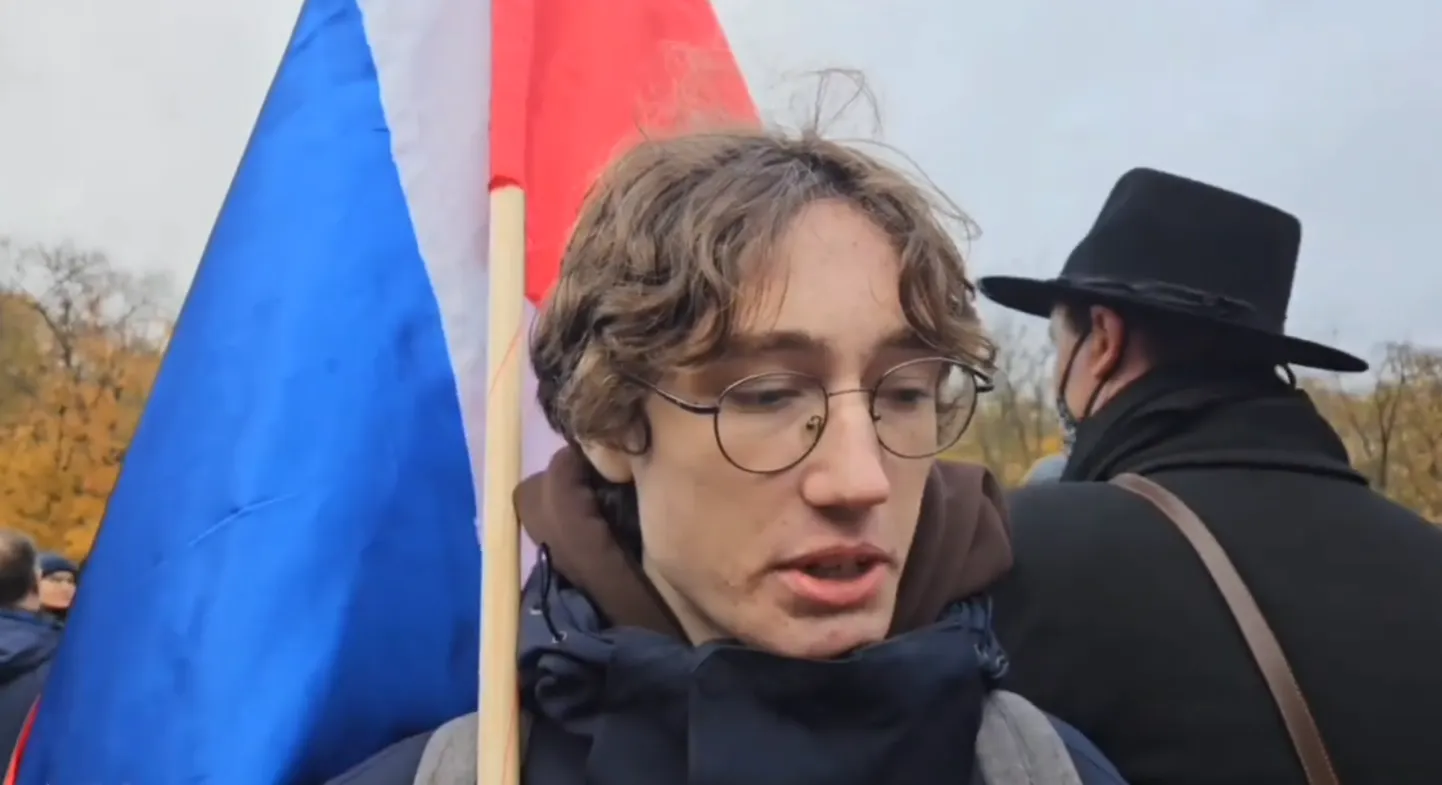 Luka Andreev 17. novembril Berliinis Vene lipuga.