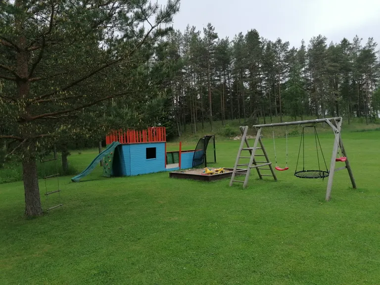 Perekond Jaaksoni laste ja nende sõprade mängumaa.