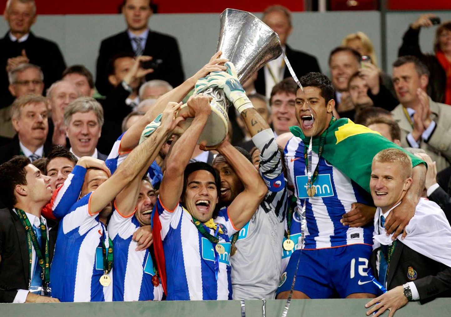 FC Porto tõusis Euroopa liiga võitjaks. Pildil hoiab karikat finaalis 44. minutil võiduvärava löönud Falcao.
