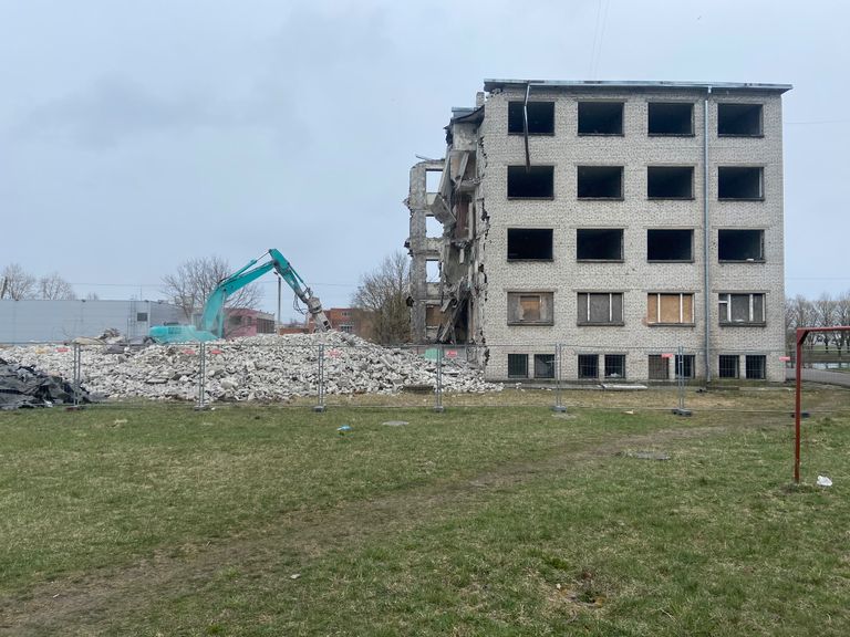 Снос бывшего нарвского общежития по проспекту Выйду, 17 в апреле 2020 года.