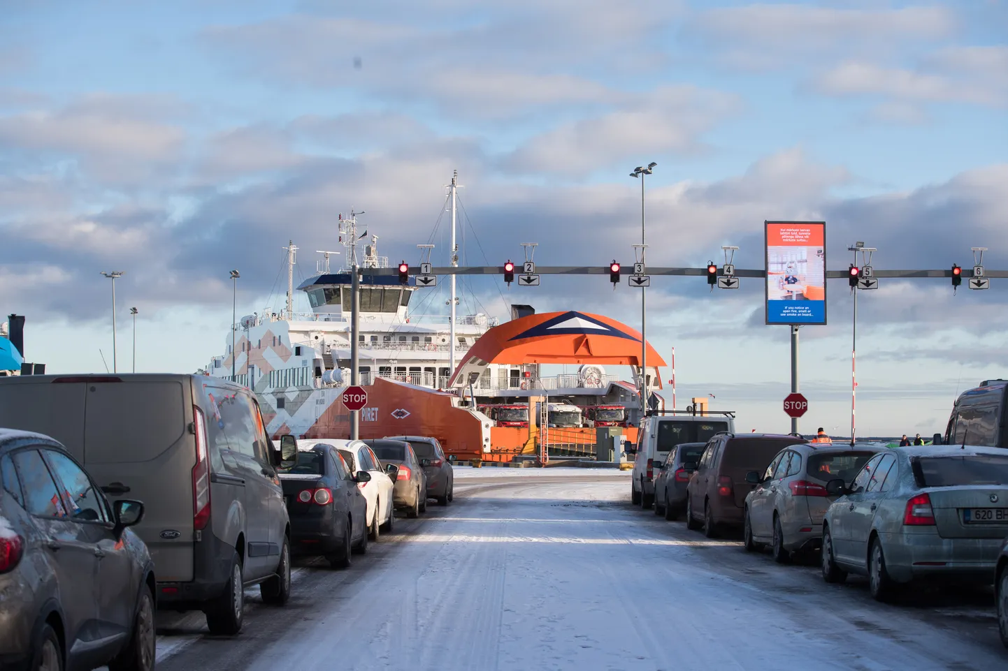 Parvlaev Piret ja autod laevale pääsu ootamas.