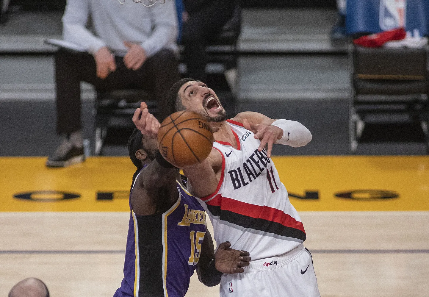 Enes Kanter (valges).