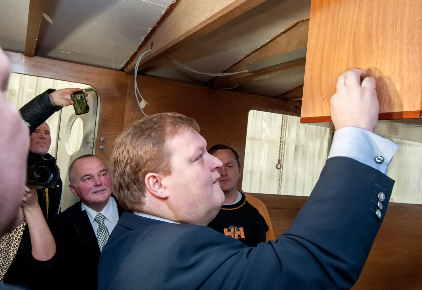 Põllumajandusministeeriumi kalanduspoliitika ja välissuhete osakonna asekantsler Olavi Petron kinnitas sümboolse mastiraha töökoja põrandal laevakerele tõstmist ootavasse kajutisse.