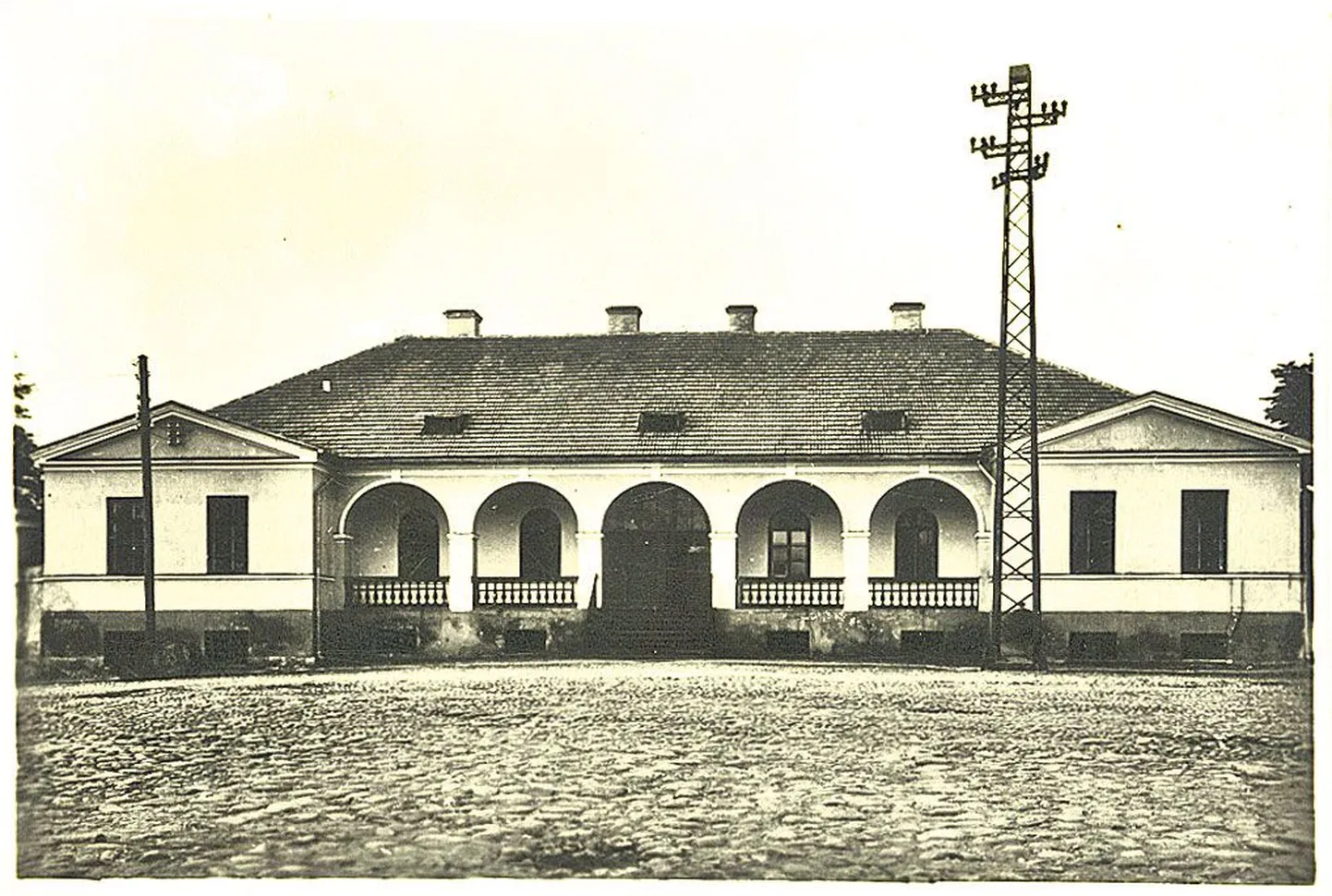 Tartu ehitusmeistri G. F. W. Geisti projekteeritud esinduslik viiekaare­lise ulualusega kivihoone Riia mäel kujunes postijaama tüübiks. Foto on aastast 1935.