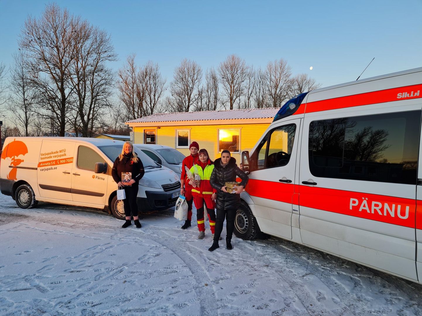 Kiirabitöötajad tegid annetuse Pärnu loomade varjupaigale.