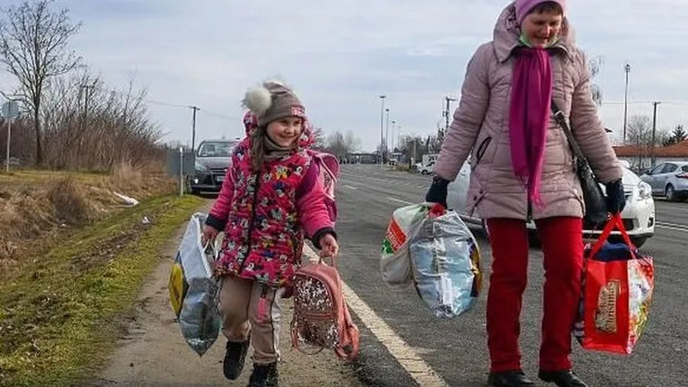 Если после всех скитаний украинским беженцам удается получить легальную работу в Европе, а их дети учатся в школах, то кто из них откажется от этого и захочет вернуться в разрушенную войной Украину?