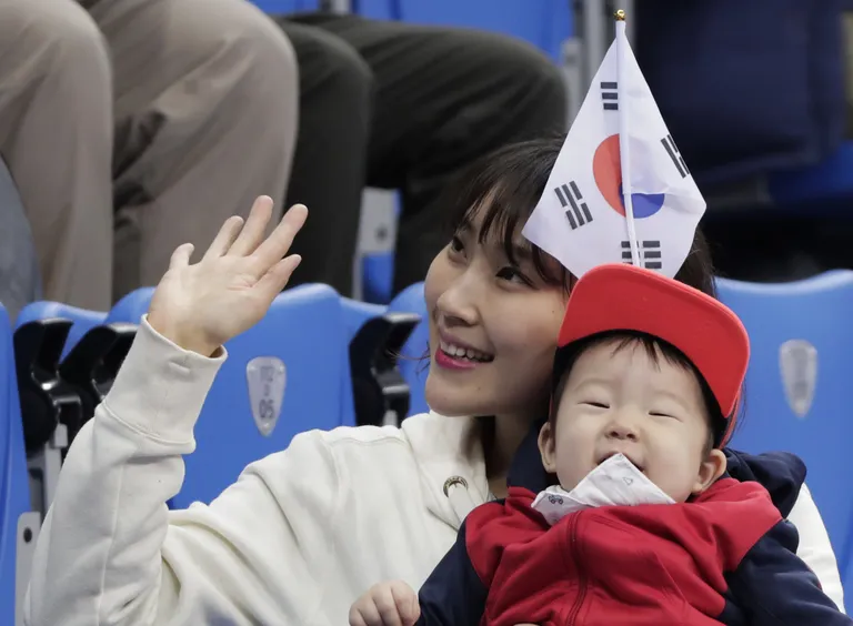 Lõuna-Korea fännid lühiraja kiiruisutamise võistlusel.