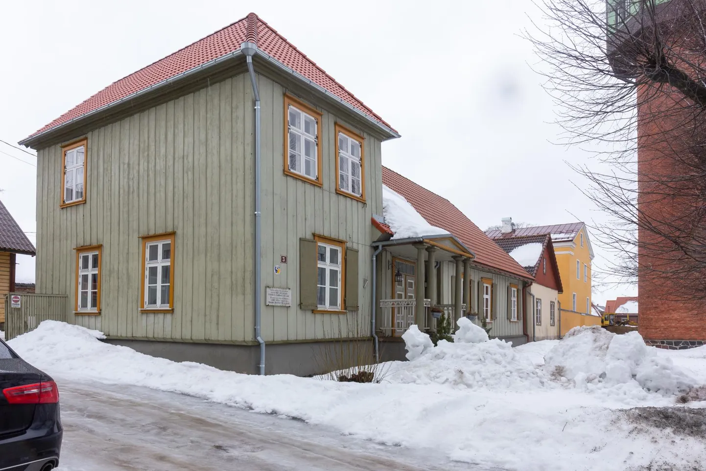 Viljandis Laidoneri plats 3 maja seinal jäädvustatakse mälestus Eesti Kirjameeste Seltsi asutamisest 150 aastat tagasi.