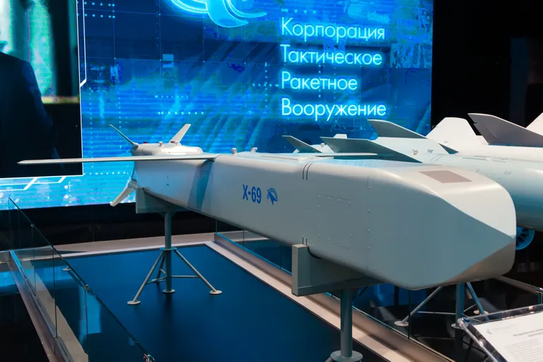 Российская ракета Х-69 на выставке Армия-2022, Россия. 12 декабря 2024 года стало известно, что в Подмосковье расстрелян разработчик этой ракеты класса «воздух-земля». Эти ракеты ВС РФ используют в войне против Украины.