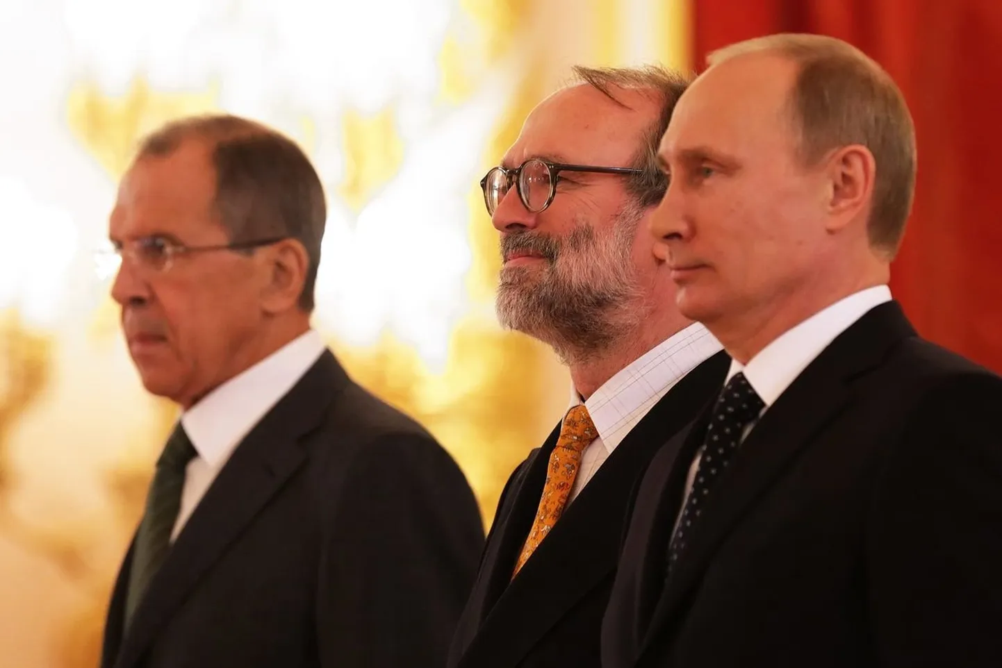 Krievijas ārlietu ministrs Sergejs Lavrovs, Nīderlandes diplomāts Rons van Dartels un kara noziedznieks Vladimirs Putins.
