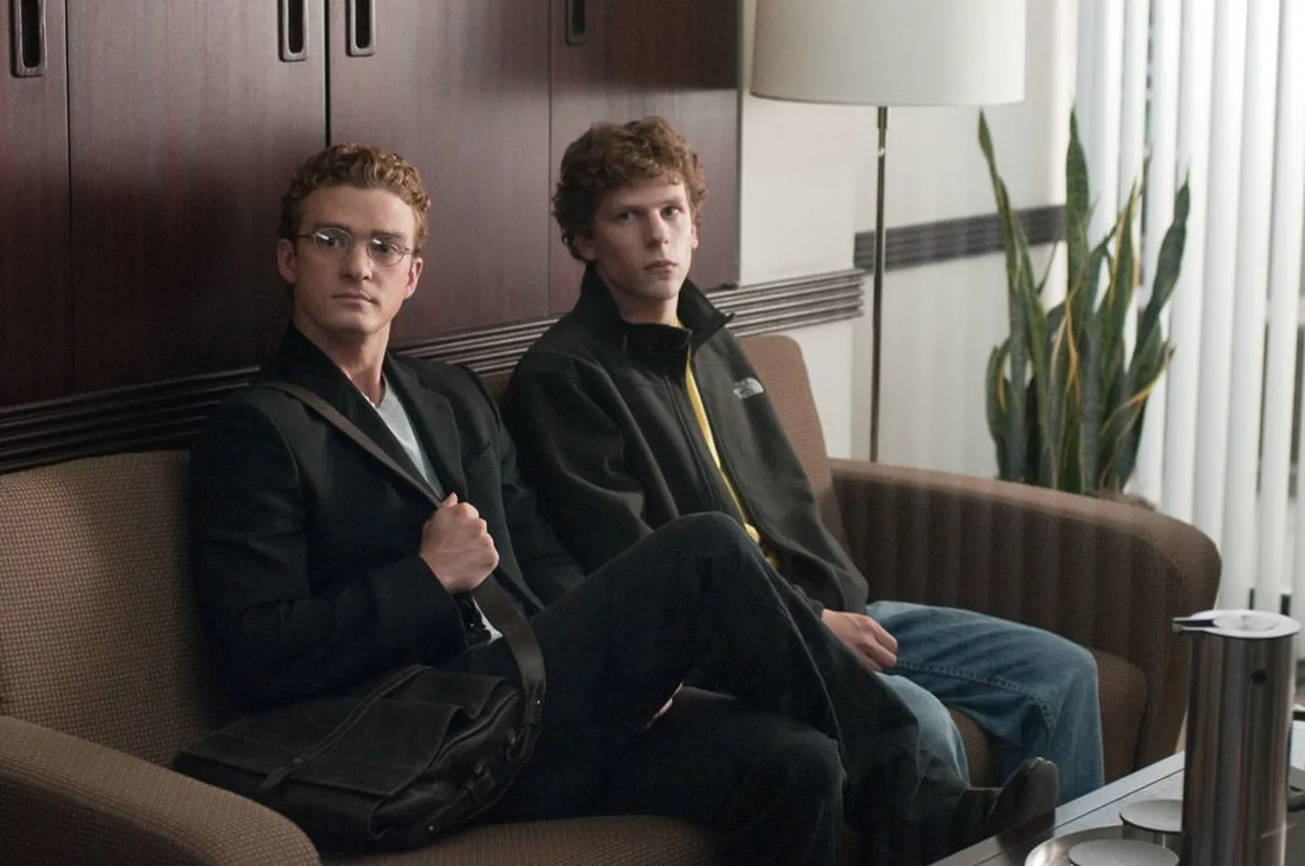 Justin Timberlake (vasakul) kehastab filmis Napsteri loojat, kes mahitab Jesse Eisenbergi kehastatud Mark Zuckerbergi Facebooki üle maailma levitama.