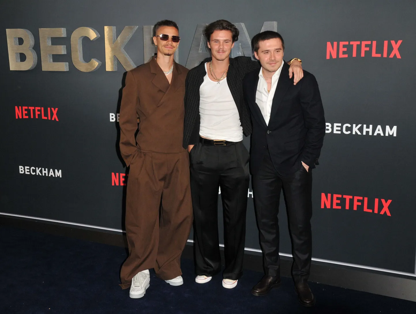 Vasakult: David Beckhami pojad Romeo, Cruz ja Brooklyn Beckham 2023. aasta 3. oktoobril Londonis Netflixi dokumentaalfilmi "Beckham" esilinastusel.