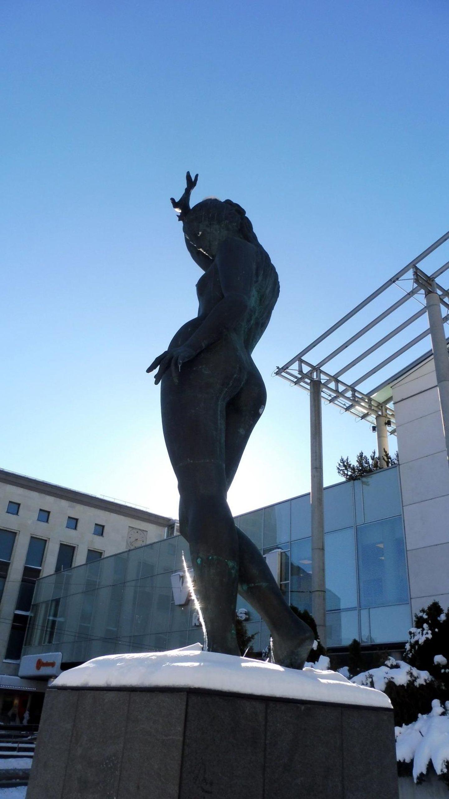 Скульптура "Hämarik" на площади Виру.