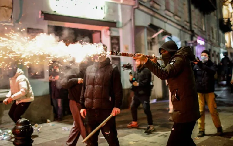 Радикально настроенные протестующие используют пиротехнику в противостоянии с полицией