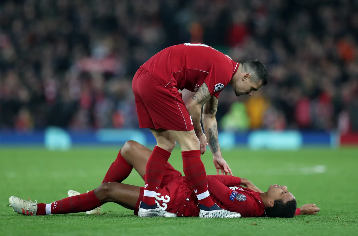 Joel Matip (pikali) peab pidama mängupausi, oma võimaluse saab seetõttu ilmselt Dejan Lovren (püsti).