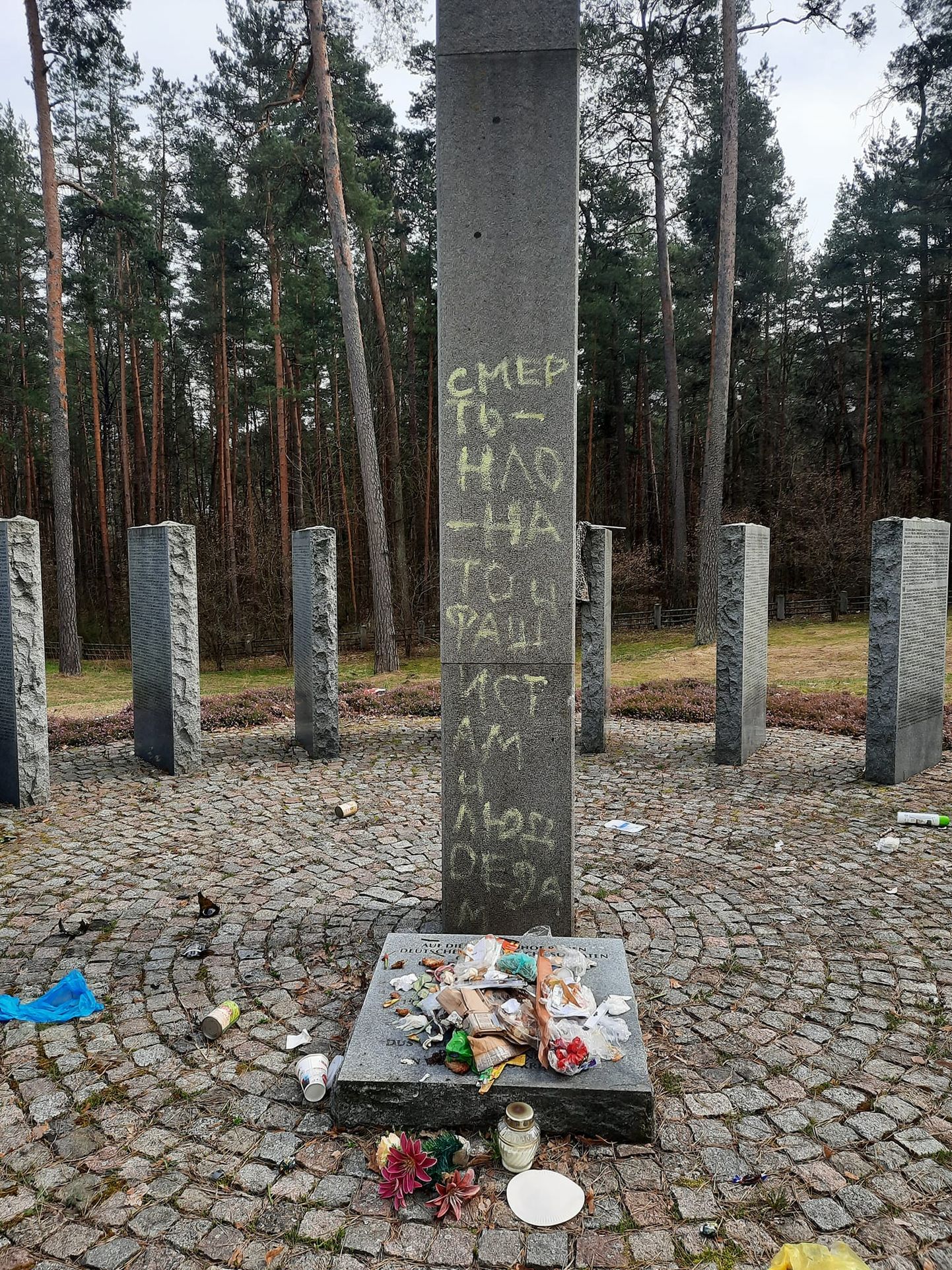 В Даугавпилсе вандалы осквернили кладбище немецких солдат