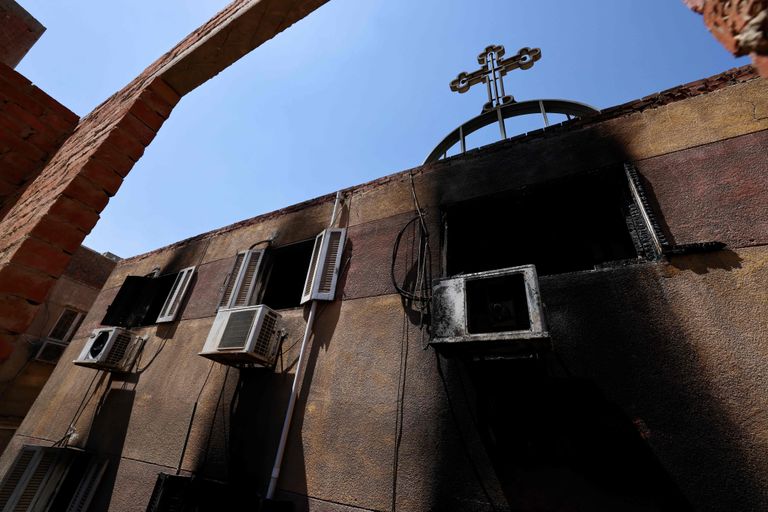 В коптской церкви города Гиза в Египте вспыхнул пожар, в результате которого погиб по меньшей мере 41 человек.