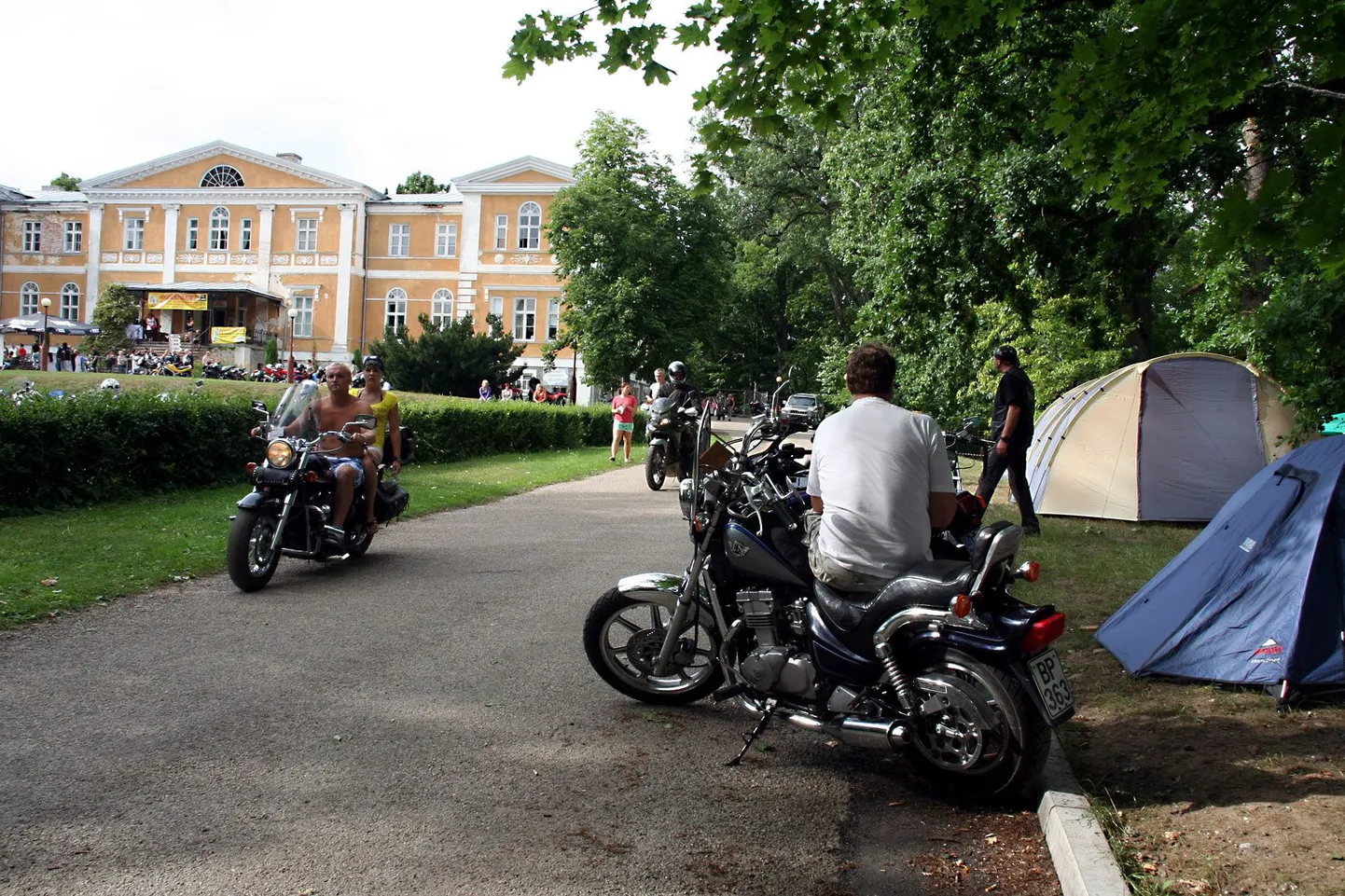 Motokokkutuleku südames - Kuremaa mõisapargis - saab kokku paar tuhat inimest.