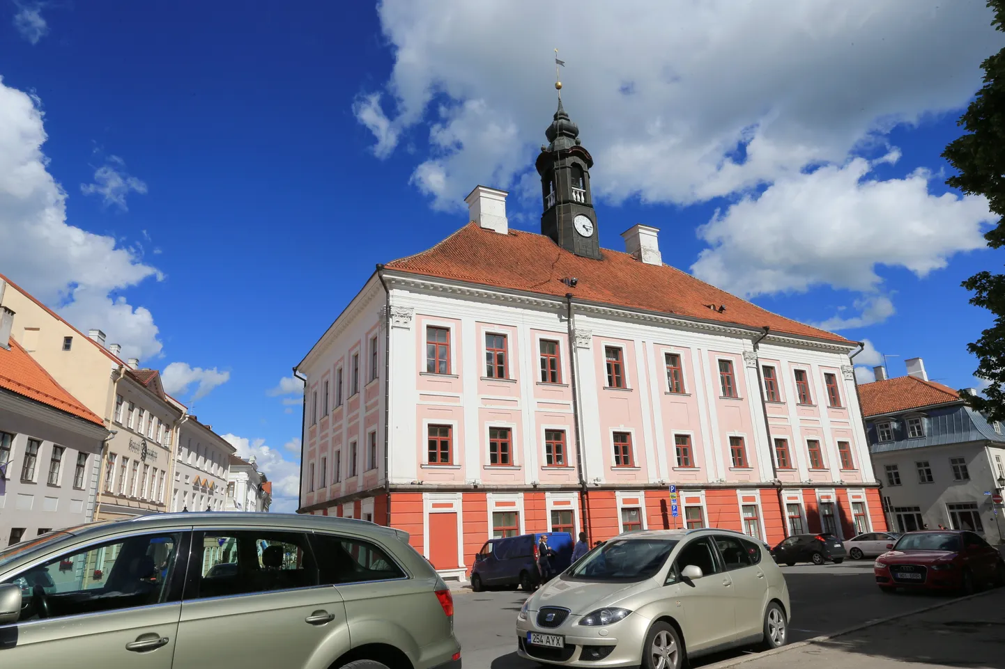 Kariljoni helid paiskuvad üle Tartu kesklinna raekoja tornist.