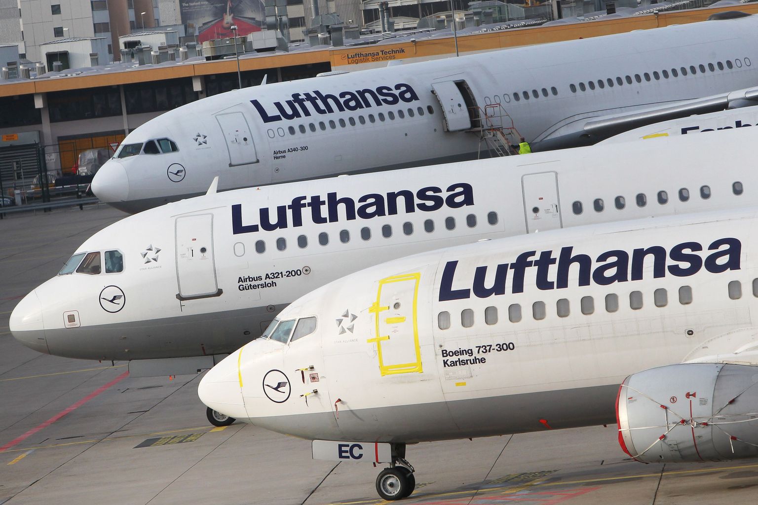 Parked aircrafts of german carrier Lufthansa stand on a tarmac due to a pilots' strike at the airport in Frankfurt am Main, on November 23, 2016.
Germany's flagship carrier Lufthansa cancelled nearly 900 flights Wednesday because of a strike by pilots, causing travel disruption for tens of thousands of passengers in the latest escalation of a long-simmering pay dispute. / AFP PHOTO / DANIEL ROLAND