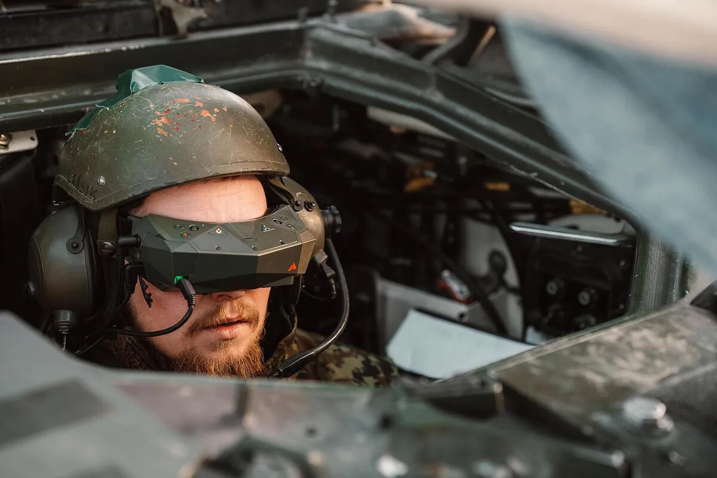 Водитель танка в очках виртуальной реальности системы Vervisir
