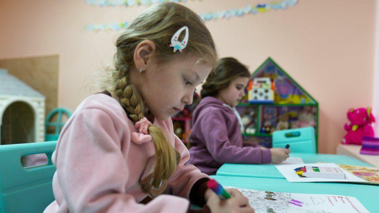 Дети в украинском центре для переселенцев