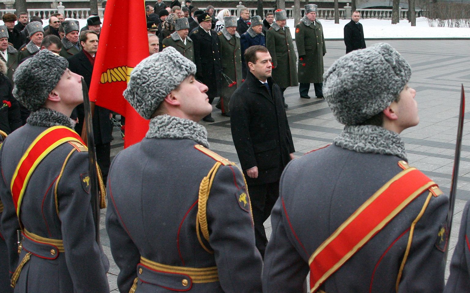 Vene Föderatsiooni president Dmitri Medvedev ja Suure Isamaasõja veteranid viimas pärga tundmatu sõduri hauale Moskvas armee aastapäeva puhul.