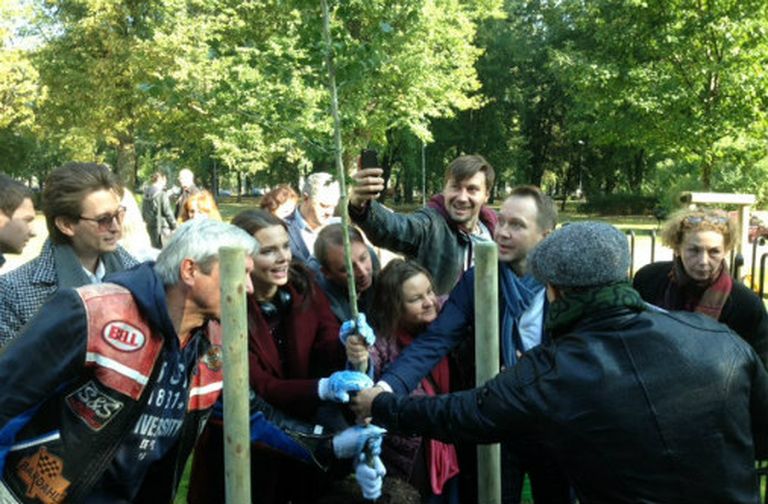 Евгений Миронов, Лиза Боярская и их коллеги из Театра наций сажают боярышник в рижском парке 